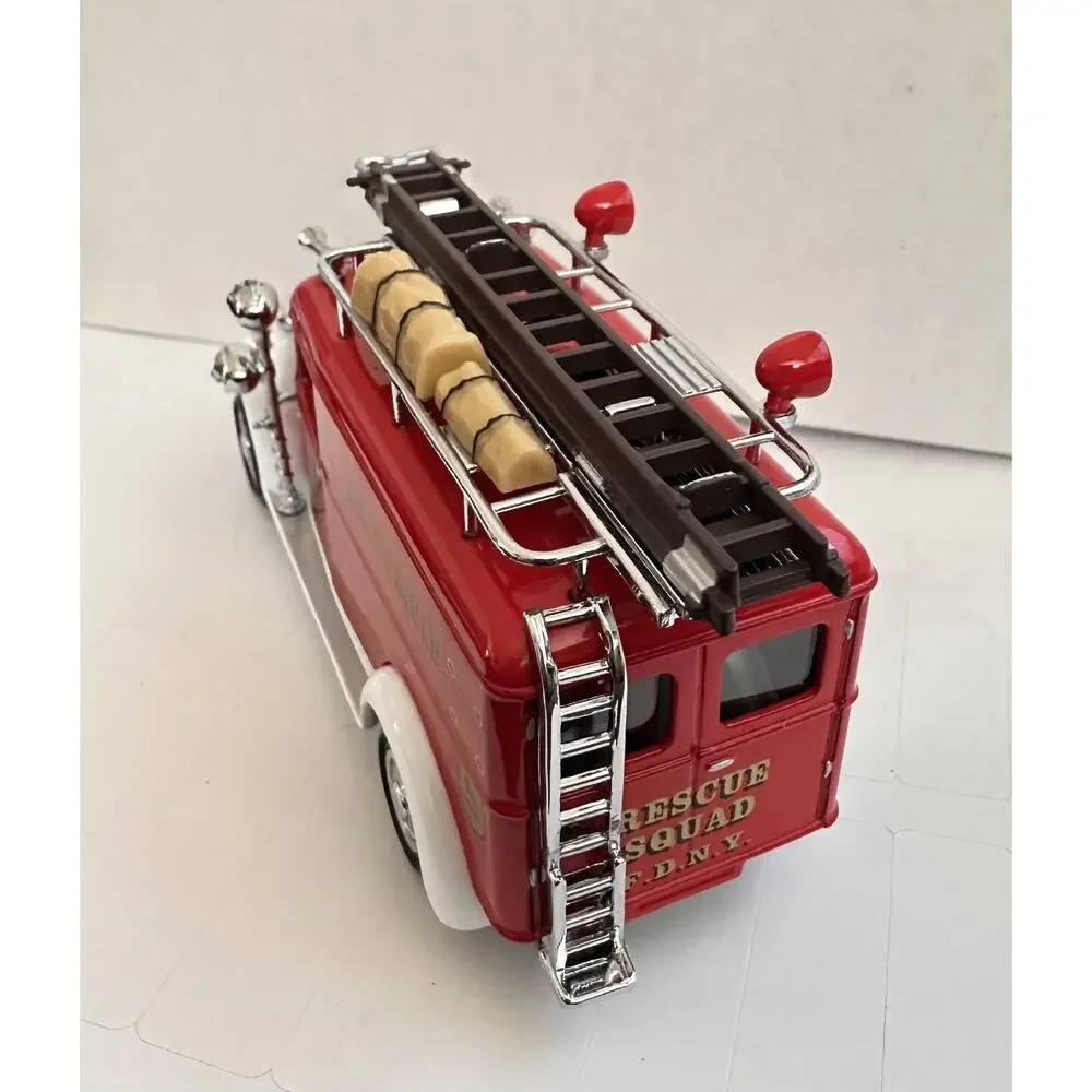 A19 Matchbox Models of Yesteryear Fire Engine Series 1937 GMC Rescue Squad New